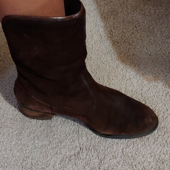 Brown Suede distressed boots - Picture 2 of 4